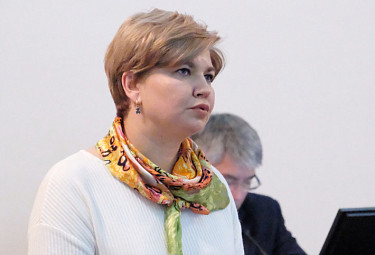 Екатерина Кочетова на трибуне Народного Хурала Республики Бурятия. 2022 год