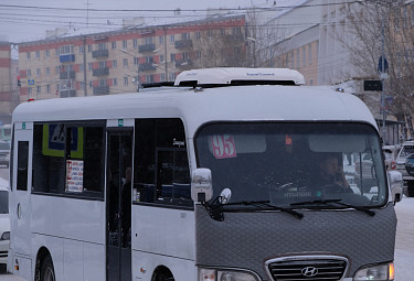 Общественный транспорт в Улан-Удэ. Автобус маршрута №95 на улице Ербанова в центре города. 2022 год