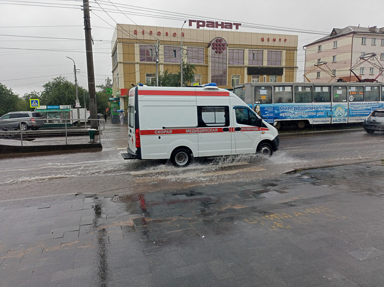 Дождь в Улан-Удэ. "Скорая помощь" едет по луже на пешеходном переходе на улице Терешковой (3 августа 2023 года)