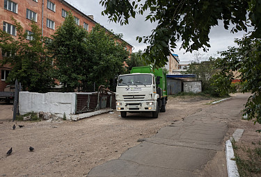 Мусоровоз компании "ЭкоАльянс" вывозит мусор из дворов Улан-Удэ