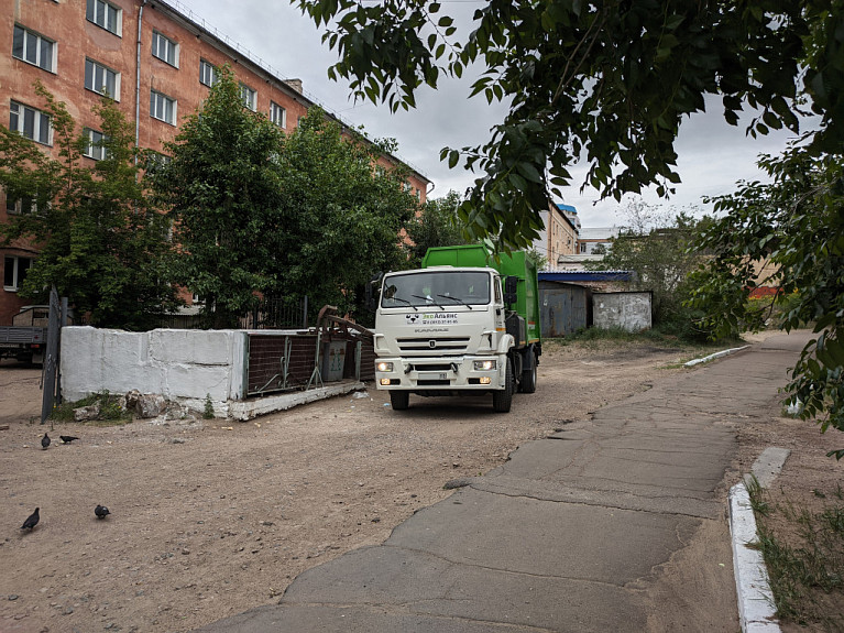 Мусоровоз компании "ЭкоАльянс" вывозит мусор из дворов Улан-Удэ