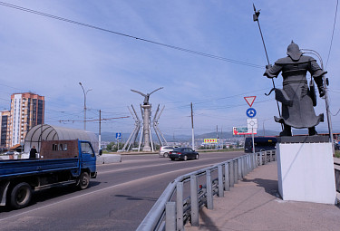 Улан-Удэ. Скульптура воина-богатыря на проспекте Автомобилистов (у Богатырского моста)