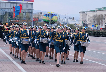 Военный парад в Улан-Удэ. Армейские барабанщицы маршируют по площади Советов в центре города. 9 мая 2022 года