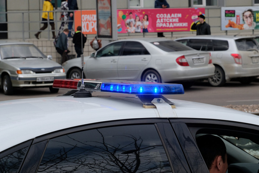 Мигалка и антенна на крыше патрульного автомобиля ГИБДД