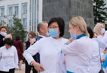 Евгения Юрьевна Лудупова (в центре фото) с медиками Бурятии