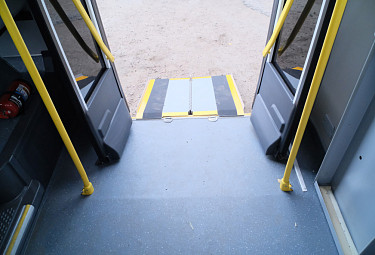 Салон пассажирского автобуса "Паз" с пандусом (откидной аппарелью) для инвалидов