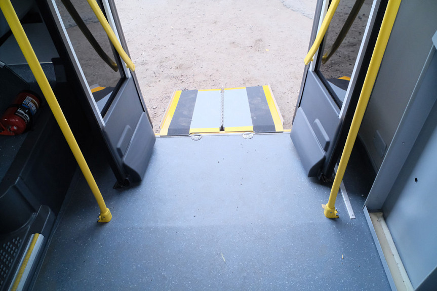 Салон пассажирского автобуса "Паз" с пандусом (откидной аппарелью) для инвалидов