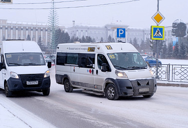Улан-Удэ. Автобусы №177 и 97 на фоне каркаса новогодней елки и зданий Народного Хурала и УФСБ по Республике Бурятия. Ноябрь 2022 года