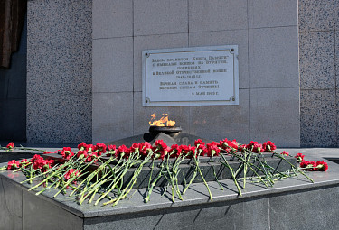 Бурятия. Улан-Удэ. Табличка и Вечный огонь на Мемориале Победы в центре города