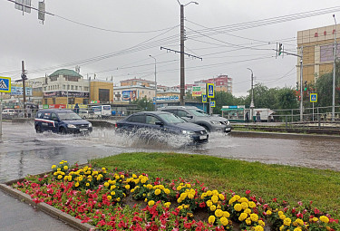 Улан-Удэ. Улицу Терешковой, недавно отремонтированную, подтопило из-за дождя (лето 2023 года)
