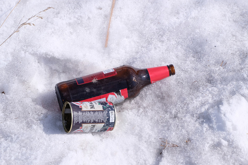 Бутылка и банка, выброшенные в снег