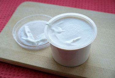 �������� �������� - ����� �� �������� �� �����. Dairy products. Can of cream.