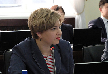 Бурятия. Министр экономики республики Екатерина Кочетова на заседании. 2022 год