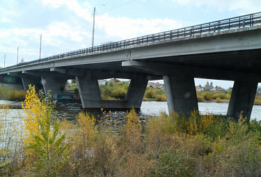 Мост через реку Уду в центре Улан-Удэ осенью. Вдали - православная церковь (2020 год)