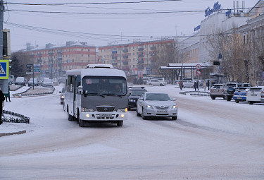Дорожное движение в Улан-Удэ. Автобус маршрута №95 и легковые машины на улице Ербанова в центре города