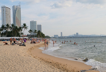 ������ ������� �� ������ ��������� ������ ����-���������� ���� � ��������. Tourists on the beach in Pattaya, Thailand. 