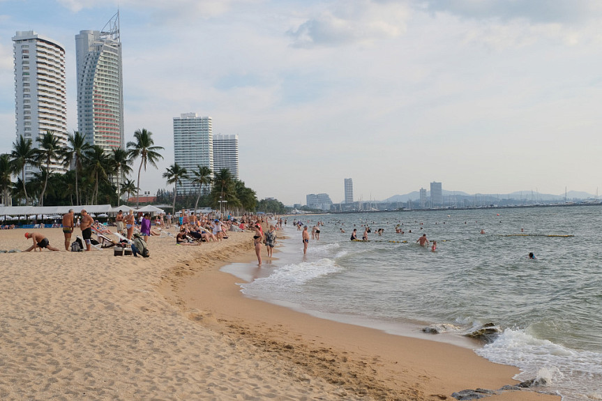 ������ ������� �� ������ ��������� ������ ����-���������� ���� � ��������. Tourists on the beach in Pattaya, Thailand. 