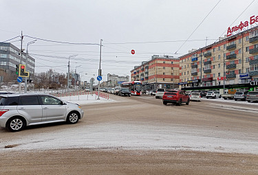 Улица Ербанова в Улан-Удэ. Проезжая часть подсыпана после снегопада. 7 ноября 2023 года