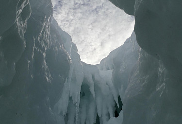 Отверстие в своде ледяной пещеры