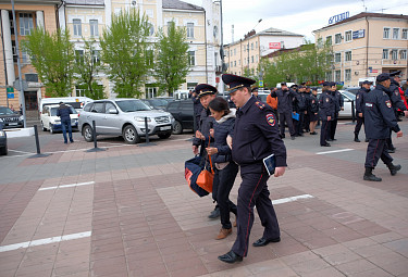 14 мая 2018 г., Улан-Удэ. Толпа полиции прикрывает офицеров, которые задержали эколога Ольгу Байшникову, недовольную сдачей бурятской тайги китайцам