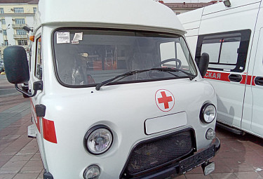 Улан-Удэ. Площадь Советов. Новый автомобиль "скорой помощи", купленный для сельских районов республики (2023 год)