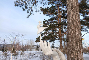 ���� ����� ������� � ����-���. ���������� ��������. Sculpture of a ballerina in Ulan-Ude