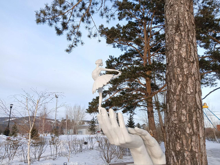 ���� ����� ������� � ����-���. ���������� ��������. Sculpture of a ballerina in Ulan-Ude