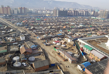 Монголия. Улан-Батор. Частный сектор с юртами на фоне высотных новостроек