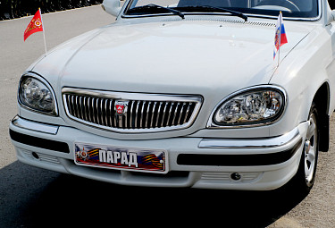 Автомобиль с флажками для церемонии объезда парада в честь Дня Победы