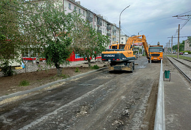 Техника Hyundai на ремонте улицы Терешковой в Октябрьском районе города Улан-Удэ. 2022 год