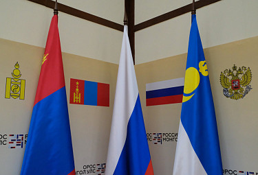 Флаги Монголии (слева), России (в центре) и Бурятии, установленные в зале российско-монгольской встречи в Улан-Удэ