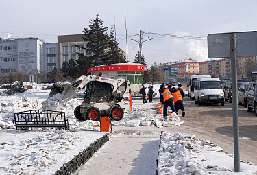Коммунальщики убирают снег в центре Улан-Удэ