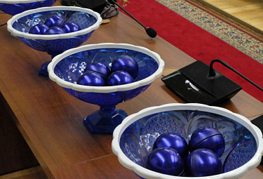Кубок города Улан-Удэ по мини-футболу. Подготовка к жеребьевке команд - чаши с шарами, которые будут вытягивать. 2021 год