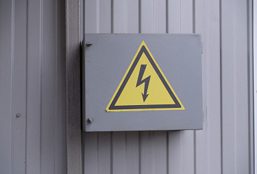 Электрощит со знаком, предупреждающим об опасности удара электрическим током