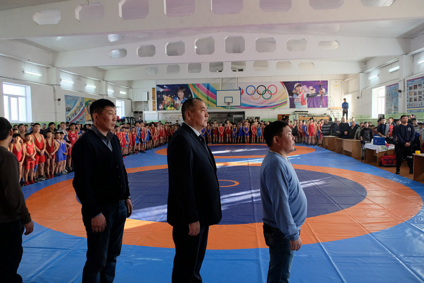 Улан-Удэ. Чимит Бальжинимаев (в центре) на открытии борцовского турнира (2019 год)