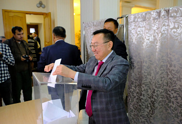 Иринчей Эдуардович Матханов участвует в голосовании депутатов парламента Бурятии