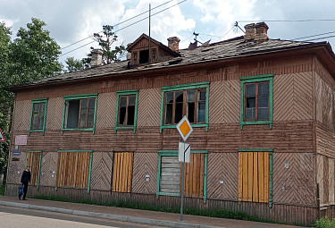 Улан-Удэ. Аварийный барак времен СССР с выбитыми стеклами, заколоченными окнами (лето 2023 года)