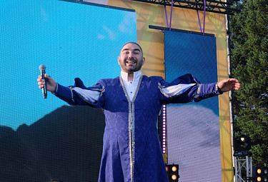 Эстрадный певец Валико Гаспарян на концерте в честь 99-летия Бурятии (Улан-Удэ, 30 мая 2022 года)