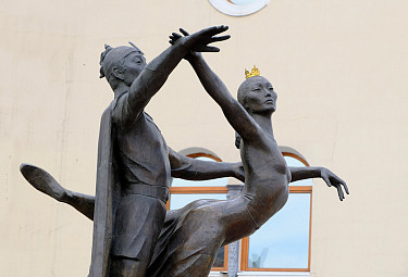 Улан-Удэ. Скульптура по мотивам балета "Красавица Ангара"