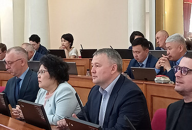 Депутат ГосДумы Вячеслав Дамдинцурунов (в пиджаке, голубой рубашке, без галстука) гостит на сессии Народного Хурала. Июнь 2023 года
