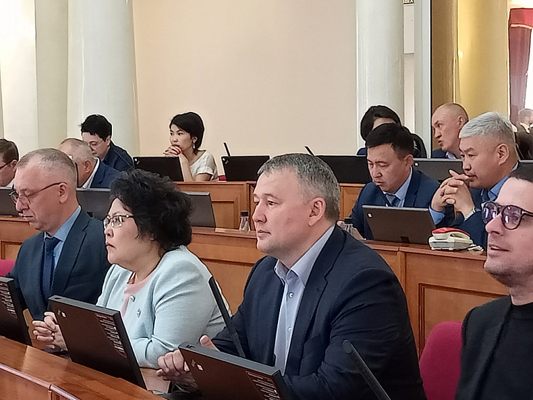 Депутат ГосДумы Вячеслав Дамдинцурунов (в пиджаке, голубой рубашке, без галстука) гостит на сессии Народного Хурала. Июнь 2023 года