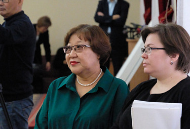 Альбина Кириллова (Верховный суд Бурятии, в зеленом) готовится представить кандидатов в мировые судью на сессии парламента Бурятии. 2022 год