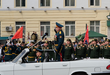 Улан-Удэ. Генерал-майор Руслан Магомедович Абдулхаджиев, замкомандующего 36-й общевойсковой армией, командует парадом 9 мая 2021 года