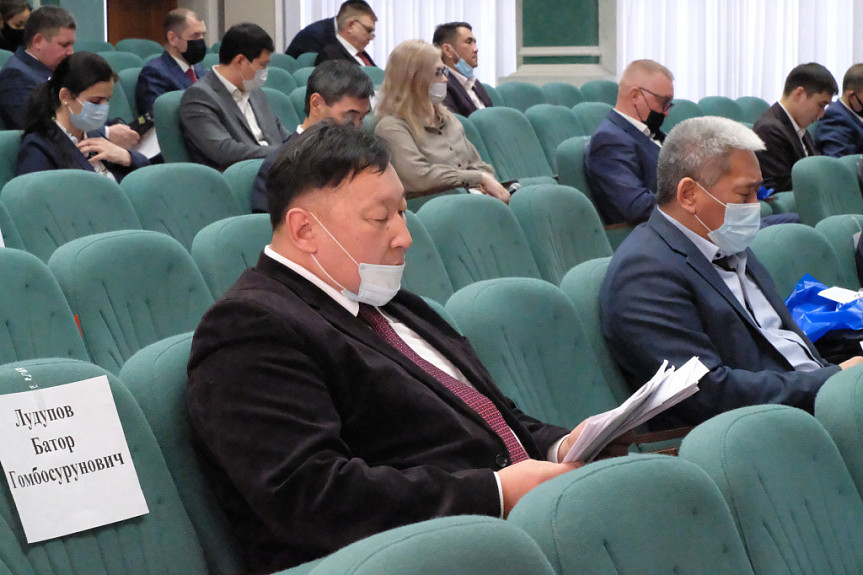 Батор Гомбосурунович Лудупов на сессии горсовета. Улан-Удэ