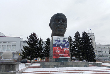 Памятник Ленину в Улан-Удэ с банером в честь специальной военной операции России. 7 ноября 2023 года