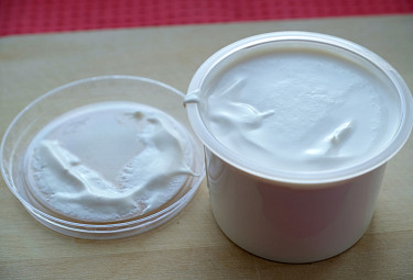 �������� ��������. ����� �� �������� �� ���������� �����. Dairy products. Can of cream. 