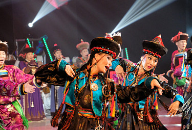 Бурятия. На сцене - бурятские танцовщицы в национальной одежде. 2019 год