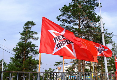 Флаги с символикой "Левого фронта"