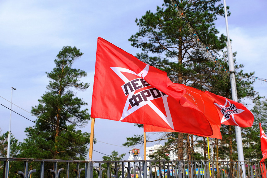 Флаги с символикой "Левого фронта"