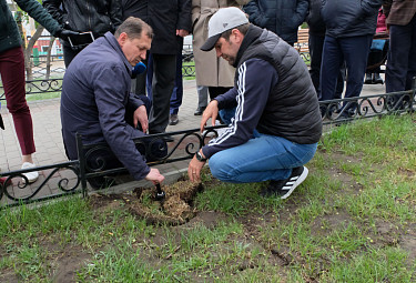 Игорь Шутенков (слева) осматривает работу подрядчиков на бульваре Карла Маркса. 2019 год